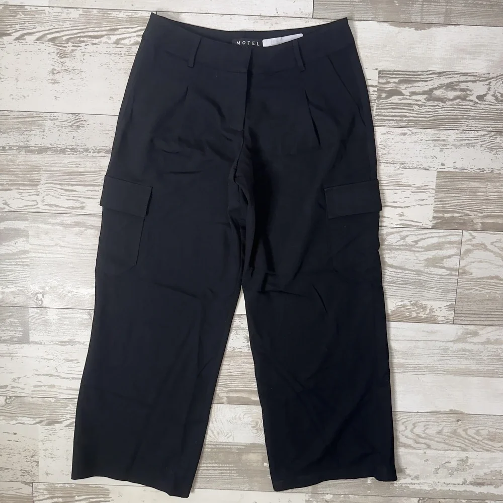 Motel Cargo Pants Womens Medium Black Twill Relaxed Fit Pleated Pockets Utility - Picture 1 of 8